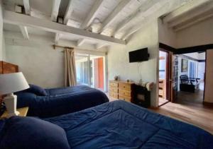 a bedroom with two beds and a flat screen tv at Casa de Campo, para crear momentos inolvidables! Avandaro, Valle de Bravo in Valle de Bravo