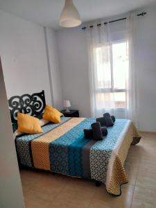 sypialnia z łóżkiem i oknem w obiekcie Agaete Fray w mieście Agaete
