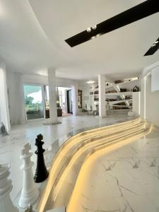 Una sala de estar con piezas de ajedrez en el suelo. en ESPECTACULAR Hogar en la playa MARBELLA, en Marbella 261 fotos más