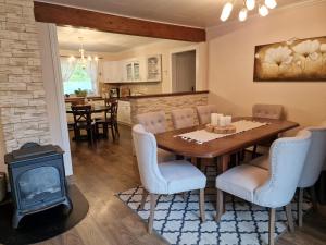 uma sala de jantar com uma mesa e um fogão a lenha em Mountain View Apartment em Stryn