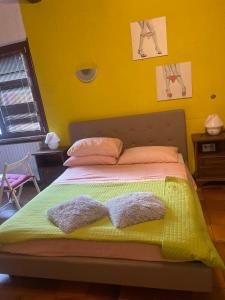 1 dormitorio con 1 cama con 2 toallas en B&B Happy Days Affittacamere, en Sirmione