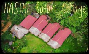 烏達瓦拉維的住宿－Hasthi Safari Cottage，享有粉红色屋顶房屋的顶部景色