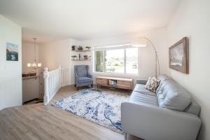 sala de estar con sofá y mesa en Bright & Convenient b/w 2 Parks, en Steinbach