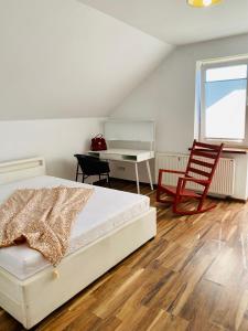1 dormitorio con cama, escritorio y silla en Komfortowy pokój dla dwojga z balkonem Marcinkowicka, en Nowy Sącz