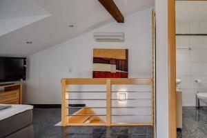 ツリクヴェニツァにあるCrikvenica Apartment 9のキッチン(カウンター、テレビ付)が備わる客室です。