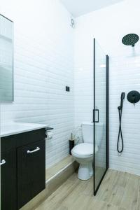 Ένα μπάνιο στο Nirvana 1BR Apt, Central Old Town, Private Balcony