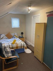 Giường trong phòng chung tại Great Apartman Liverpool