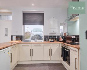 Ett kök eller pentry på Stunning Four Bedroom House By PureStay Short Lets & Serviced Accommodation Bradford With Parking