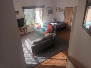 HowrahFront apartment in Howrah with stunning views的有两张沙发和一台电视的客厅