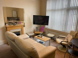 利物浦的住宿－Great Apartman Liverpool，带沙发和电视的客厅
