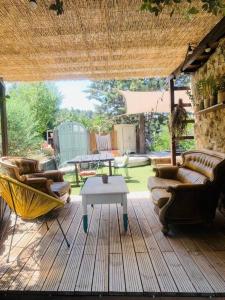 un patio con sofás y una mesa en una terraza en LOASIS- Maison Provençale T4 proche Aix en Pce, en Meyrargues
