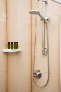 een douche met een douchekop in de badkamer bij Locorotondo Home Holidays in Locorotondo