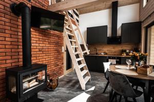 Osada Skoczkowo komfortowe domki z jacuzzi nad jeziorem- sauna- balia- prywatny staw wędkarski的厨房或小厨房
