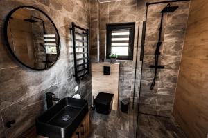 Osada Skoczkowo komfortowe domki z jacuzzi nad jeziorem- sauna- balia- prywatny staw wędkarski的一间浴室