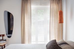 ein Schlafzimmer mit einem Bett und einem großen Fenster in der Unterkunft Hus 42 in Fårup