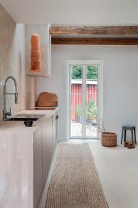 una cucina con lavandino e finestra di Hus 42 a Fårup