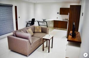 a living room with a couch and a table at En el Centro 3 Hermoso Loft Familiar AC WiFi 300 mbps in Aguascalientes