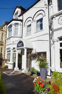 un edificio blanco con flores delante en Crystal Hotel & Savour, en Cambridge