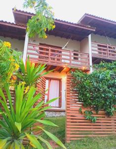 プライア・ド・ローザにあるCasa Dos Ventos Hospedagem Praia do Rosaのバルコニー付きの家