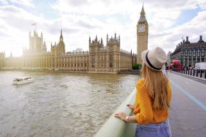 Una mujer mirando sobre el agua en Big Ben y Big Benramid en Jubilee Hotel Victoria, en Londres