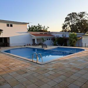 uma piscina em frente a uma casa em Casa Schneider em Gravatá