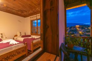 番紅花城的住宿－Manzara Konak Otel，客房设有两张床和一个美景阳台。