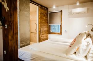 Postel nebo postele na pokoji v ubytování Silverbow Inn & Suites