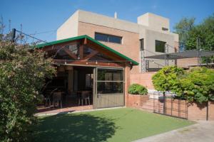 une maison avec une pelouse devant elle dans l'établissement Casa Decla, à Villa Carlos Paz