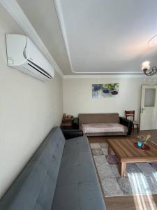 a living room with a couch and a table at Удобная квартира для семьи Comfortable apartment for a family شقة مريحة لعائلة in Yalova