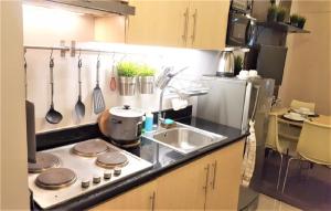 Una cocina o cocineta en The Bermuda at Grass Residences Quezon City