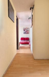 un pasillo con un sofá rojo en una habitación en Departamento ubicado en el centro histórico CDMX, en Ciudad de México