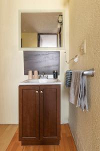 メキシコシティにあるDepartamento ubicado en el centro histórico CDMXの小さなバスルーム(シンク付)