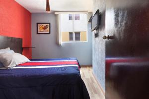 メキシコシティにあるDepartamento ubicado en el centro histórico CDMXのベッドと窓とドアのある寝室