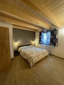 a bedroom with a large bed in a room at Pazzi Montanari house in Alfedena
