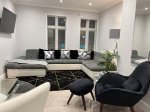 a living room with a couch and two chairs at Modern & Spacious 2 bed Apartment at Addison Court - Sleeps 6, Free WIFI in Watford