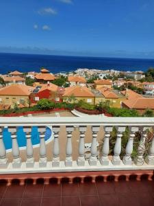 balcone bianco con vista sulla città di Vista al océano, 2 plantas, 3 dormitorios. a Puerto de la Cruz