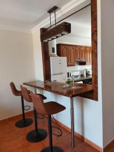 una cucina con tavolo e sedie in una stanza di Vista al océano, 2 plantas, 3 dormitorios. a Puerto de la Cruz
