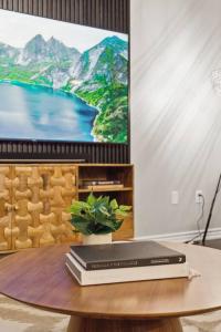 巴里Barrie Luxe, Pool Table 6 BR 6 BA Custom Design A+ Location的相册照片