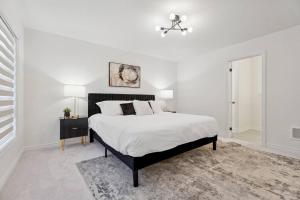 巴里Barrie Luxe, Pool Table 6 BR 6 BA Custom Design A+ Location的相册照片