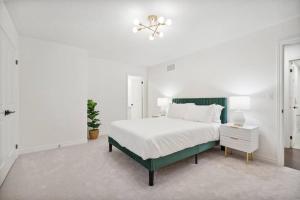 巴里Barrie Luxe, Pool Table 6 BR 6 BA Custom Design A+ Location的相册照片