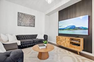 巴里Barrie Luxe, Pool Table 6 BR 6 BA Custom Design A+ Location的相册照片