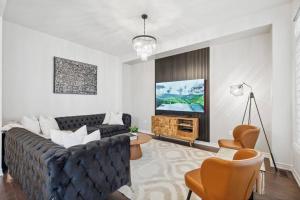 uma sala de estar com um sofá e uma televisão em Barrie Luxe, Pool Table 6 BR 6 BA Custom Design A+ Location em Barrie
