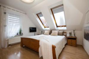 um quarto com uma cama grande e 2 janelas em Apartments Harbour Apartments Höri 50m vom See am Yachthafen Moos bei Radolfzell em Moos