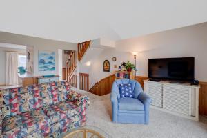 uma sala de estar com um sofá e uma televisão em 4209 - Moby Duck by Resort Realty em Duck