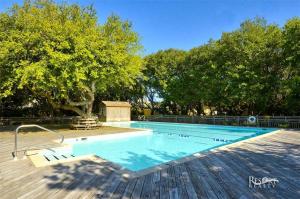 uma grande piscina com árvores ao fundo em 4209 - Moby Duck by Resort Realty em Duck