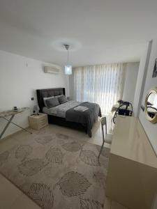 um quarto com uma cama e um tapete grande em RISING BLUE ALANYA KESTEL em Alanya