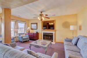 uma sala de estar com um sofá e uma lareira em 5195 - Captains Choice by Resort Realty em Kill Devil Hills