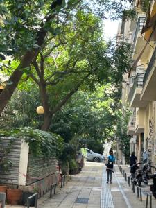 アテネにあるColorful apartment in Athensの木道を歩く女
