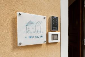znak na drzwiach z pilotem w obiekcie Il Nido sul Po w mieście Casalmaggiore
