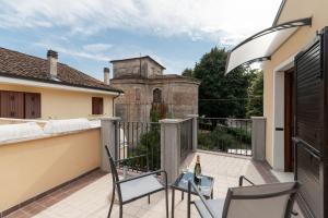 an outdoor balcony with chairs and a building at Il Nido sul Po in Casalmaggiore